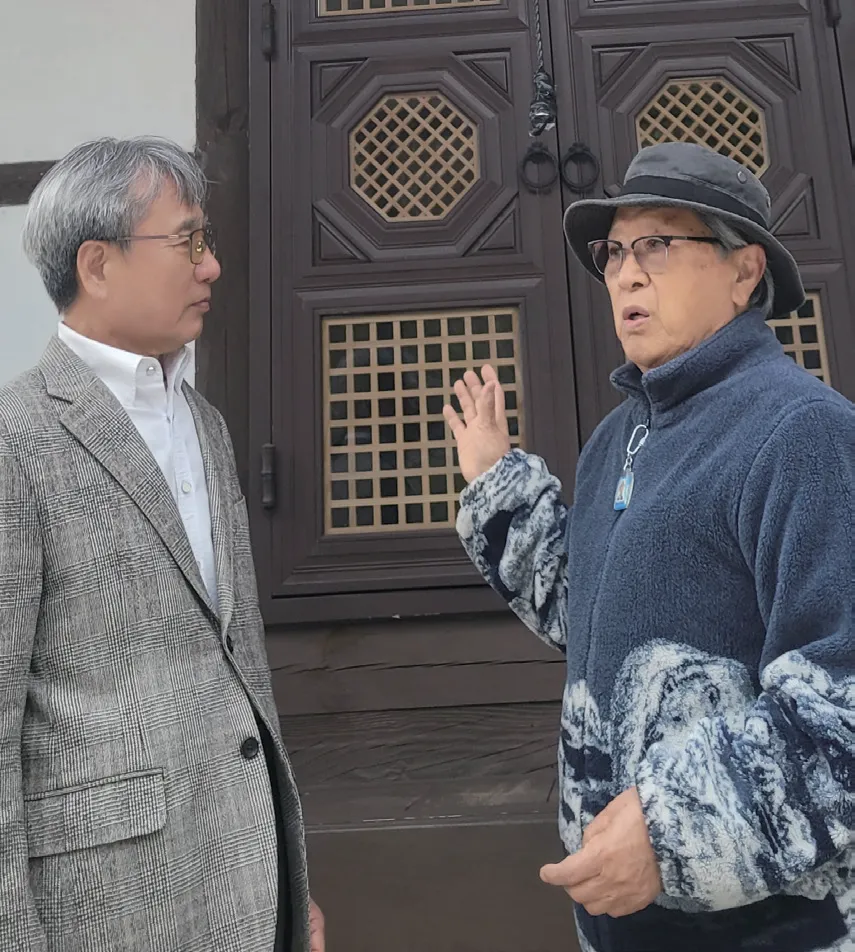 고택 앞에서