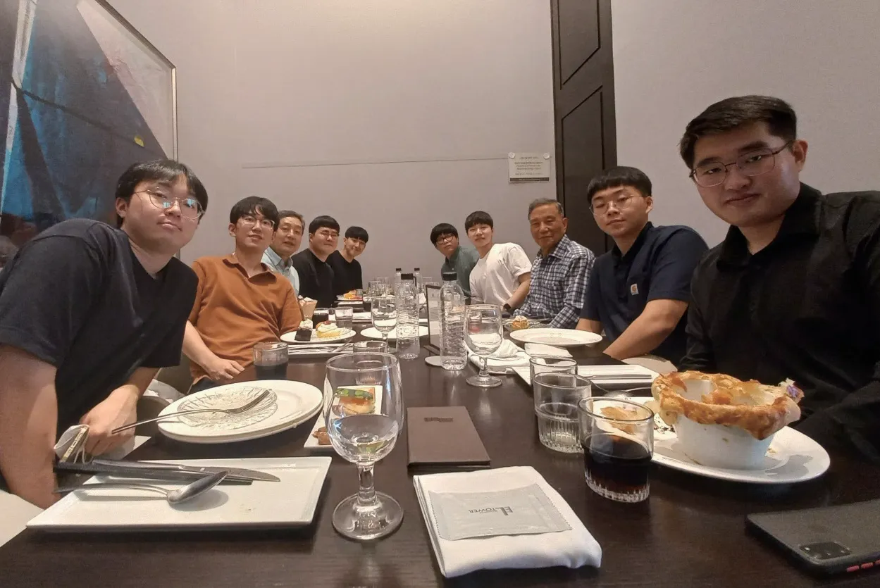 류종묵 전 영가회장과 안동고 출신 서울대 재학생들